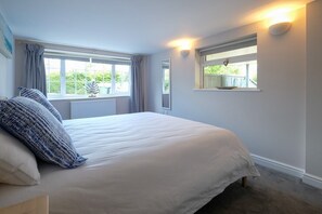 4 bedrooms, iron/ironing board, travel cot, WiFi - 88 Baring Rd-3 Bath-Dog Friendly-Cowes-Sleeps 8 (Isle of Wight)