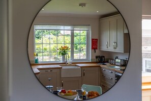 Fridge, microwave, oven, dishwasher - 88 Baring Rd-3 Bath-Dog Friendly-Cowes-Sleeps 8 (Isle of Wight)