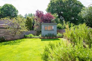 Property grounds - 88 Baring Rd-3 Bath-Dog Friendly-Cowes-Sleeps 8 (Isle of Wight)