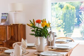 Dining - 88 Baring Rd-3 Bath-Dog Friendly-Cowes-Sleeps 8 (Isle of Wight)