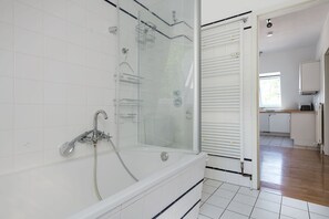 Hair dryer, towels - Premium Frohnau 2BR, Furnished & Equipped, by Blueground (Berlin)