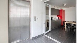Interior - Clean Klybeck 3BR w/ Elevator & W/D, near River, by Blueground (Basel)