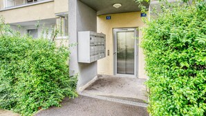 A building entrance with a mail slot, a door, and a number sign. - Clean Klybeck 3BR w/ Elevator & W/D, near River, by Blueground (Basel)
