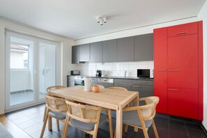 Frigorífico, microondas, horno y placa de cocina
