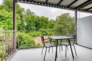 Outdoor dining - Cool Breite 2BR w/ Storage & Shared W/D, by Blueground (Basel)