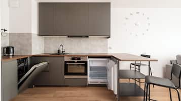 Frigorífico, horno, placa de cocina y lavavajillas