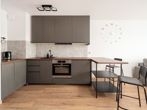 Fridge, oven, stovetop, dishwasher