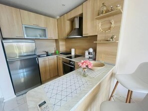 Geladeira, fogão, cooktop, cafeteira/chaleira