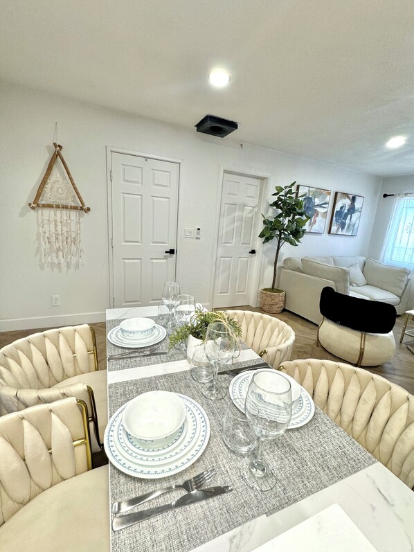 Dining - 3 BR Cottage House Near Strip! (Las Vegas)