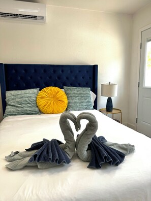 3 bedrooms, in-room safe, iron/ironing board, travel cot - 3 BR Cottage House Near Strip! (Las Vegas)