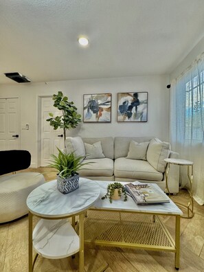 Smart TV, fireplace - 3 BR Cottage House Near Strip! (Las Vegas)