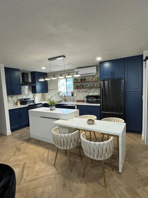 Een koelkast, een magnetron, een oven, een kookplaat