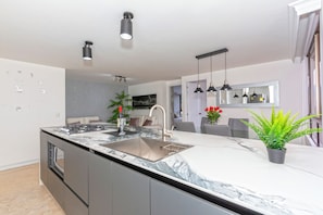 Apartment, 2 Bedrooms (503) | Private kitchen | Fridge, microwave, oven, stovetop - Edificio Alcazar de Oviedo BY Host Medellin (Medellín)