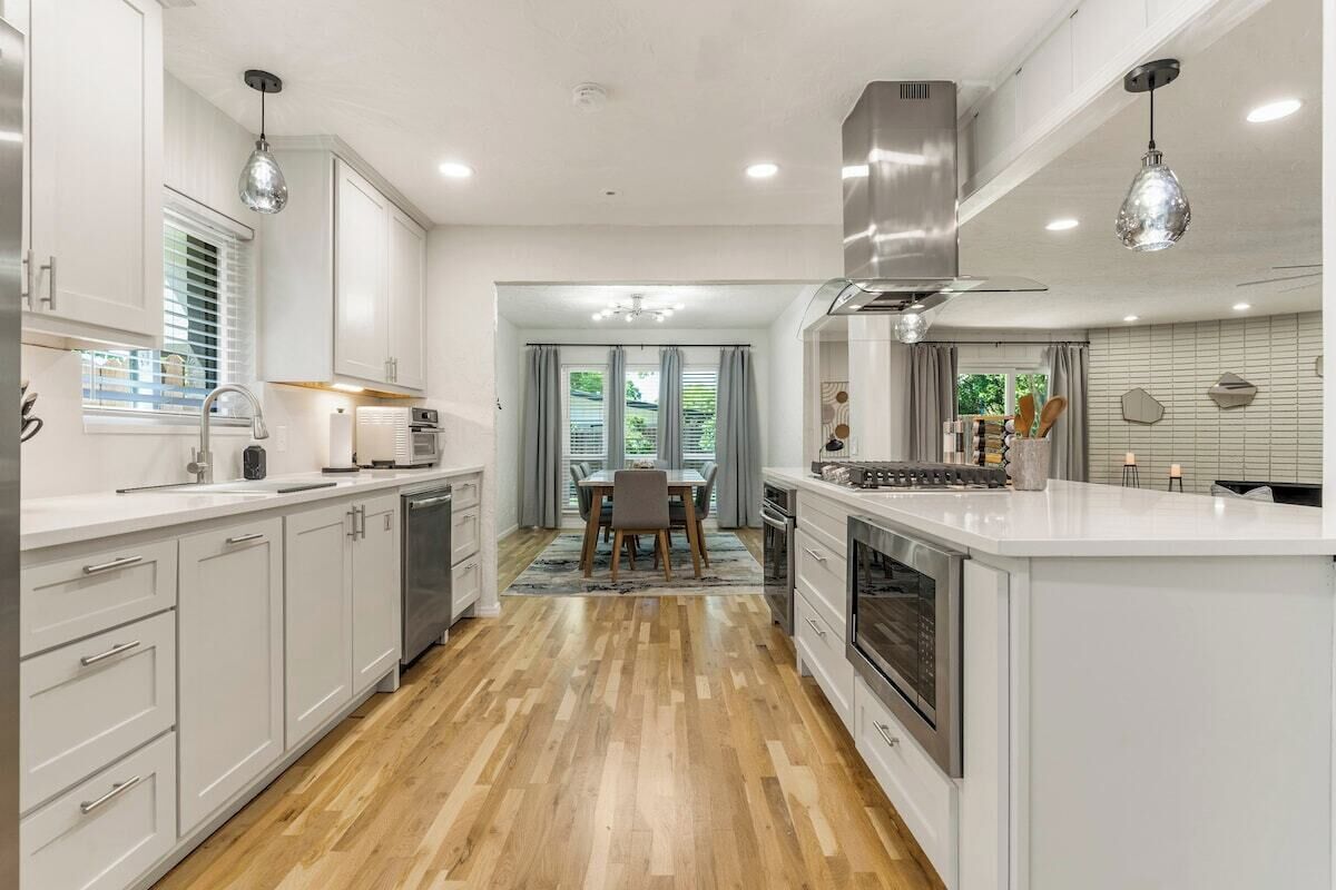 Jääkaappi, mikroaaltouuni, uuni, liesi