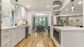 Jääkaappi, mikroaaltouuni, uuni, liesi