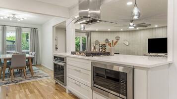 Refrigerador, microondas, horno, placa de cocina