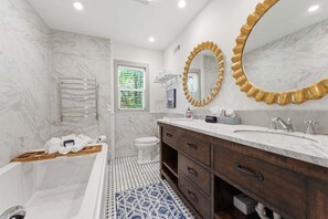 Shower, jetted bath, hair dryer, towels - Dolly Woods, New to VRBO (Highlands)
