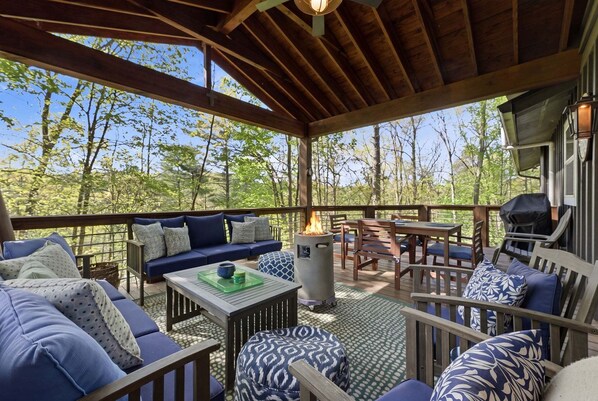 Outdoor dining - Dolly Woods, New to VRBO (Highlands)