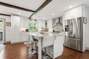 Fridge, microwave, oven, stovetop - Dolly Woods, New to VRBO (Highlands)
