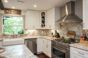 Kylskåp, mikrovågsugn, ugn och spishäll