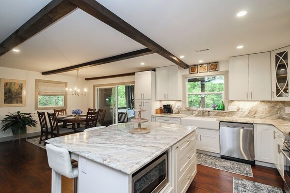 Kylskåp, mikrovågsugn, ugn och spishäll