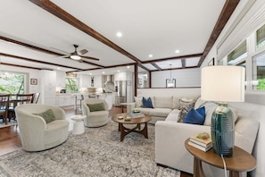Smart TV, fireplace - Dolly Woods, New to VRBO (Highlands)