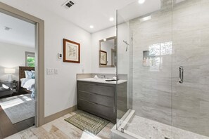 シャワー、ジェットバス、ヘアドライヤー、タオル