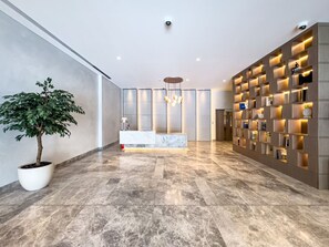 Lobby - Burj Khalifa Dubai Mall | 2 Pools | Fireplace | 2B (Dubai)