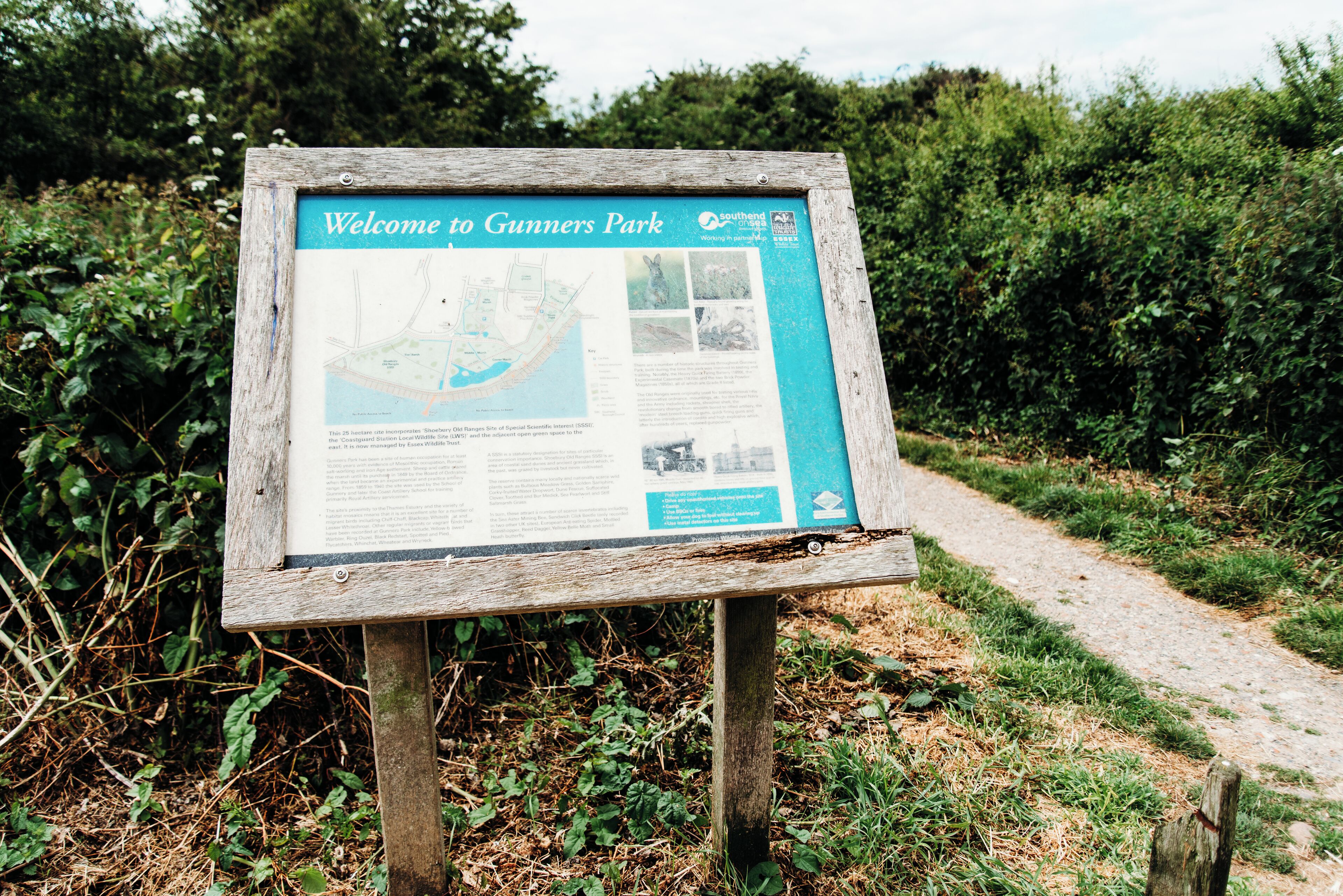 Une pancarte d’accueil au parc Gunners, avec une carte et des informations.