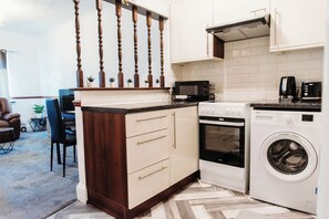 Kylskåp, mikrovågsugn, ugn och spishäll