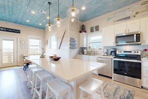 Fridge, microwave, oven, stovetop - Private Pool, Golf Cart Included, Pet Friendly (Port Aransas)