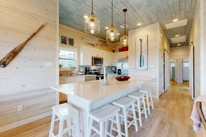 Fridge, microwave, oven, stovetop - Private Pool, Golf Cart Included, Pet Friendly (Port Aransas)