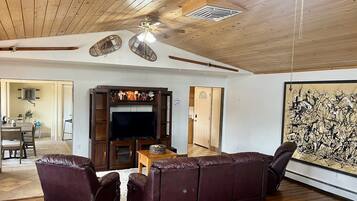 Smart TV, chimenea, mesa de ping pong