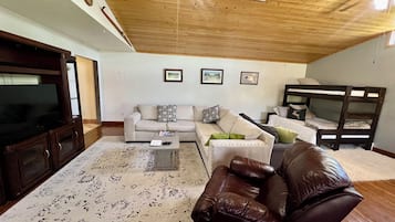 TV connectée, cheminée, table de tennis de table