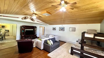 Smart TV, fireplace, ping pong