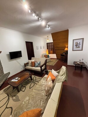 Smart TV, fireplace - Apartamento com Lareira no Coração do Centro Turístico - 5 Min. Baden Baden (Capivari Campos do Jordão)