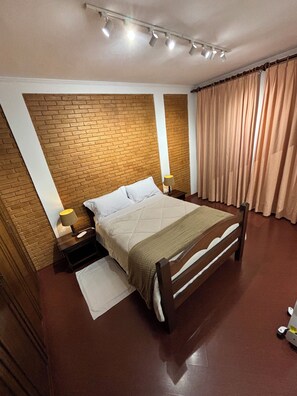 3 bedrooms, iron/ironing board, WiFi, bed sheets - Apartamento com Lareira no Coração do Centro Turístico - 5 Min. Baden Baden (Capivari Campos do Jordão)