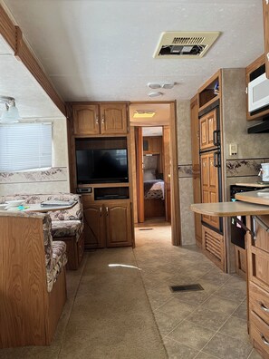 1 bedroom, WiFi, bed sheets - L & R Ranch Rv Camping, on the farm (Stokesdale)