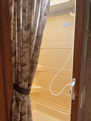 Secadora de cabello, toallas, jabón, papel de baño 