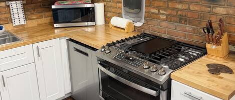 Een koelkast, een magnetron, een oven, een kookplaat