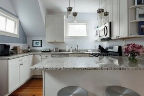 Fridge, microwave, oven, stovetop - Historic Charleston Charm - Private Modern Luxe (Charleston)
