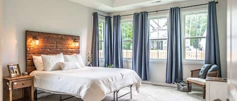 3 slaapkamers, een bureau, een strijkplank/strijkijzer, reisbedje