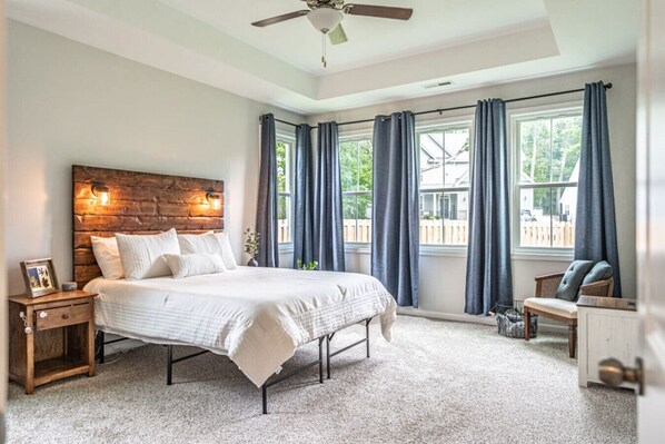 3 Schlafzimmer, Schreibtisch, Bügeleisen/Bügelbrett, Reisekinderbett