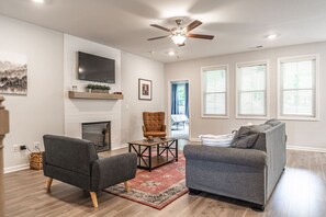 Smart TV, caminetto, libri