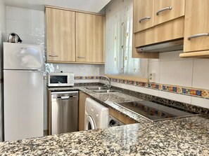 Kylskåp, mikrovågsugn, ugn och diskmaskin