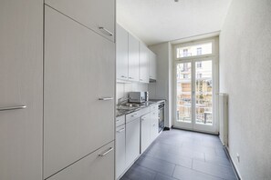 Kylskåp, mikrovågsugn, ugn och spishäll