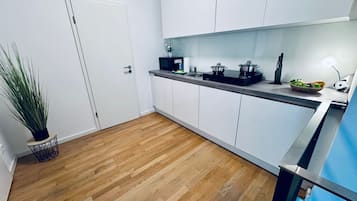 Réfrigérateur, four à micro-ondes, un four, surface de cuisson