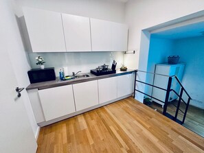 Refrigerador, microondas, horno y parrilla de estufa 