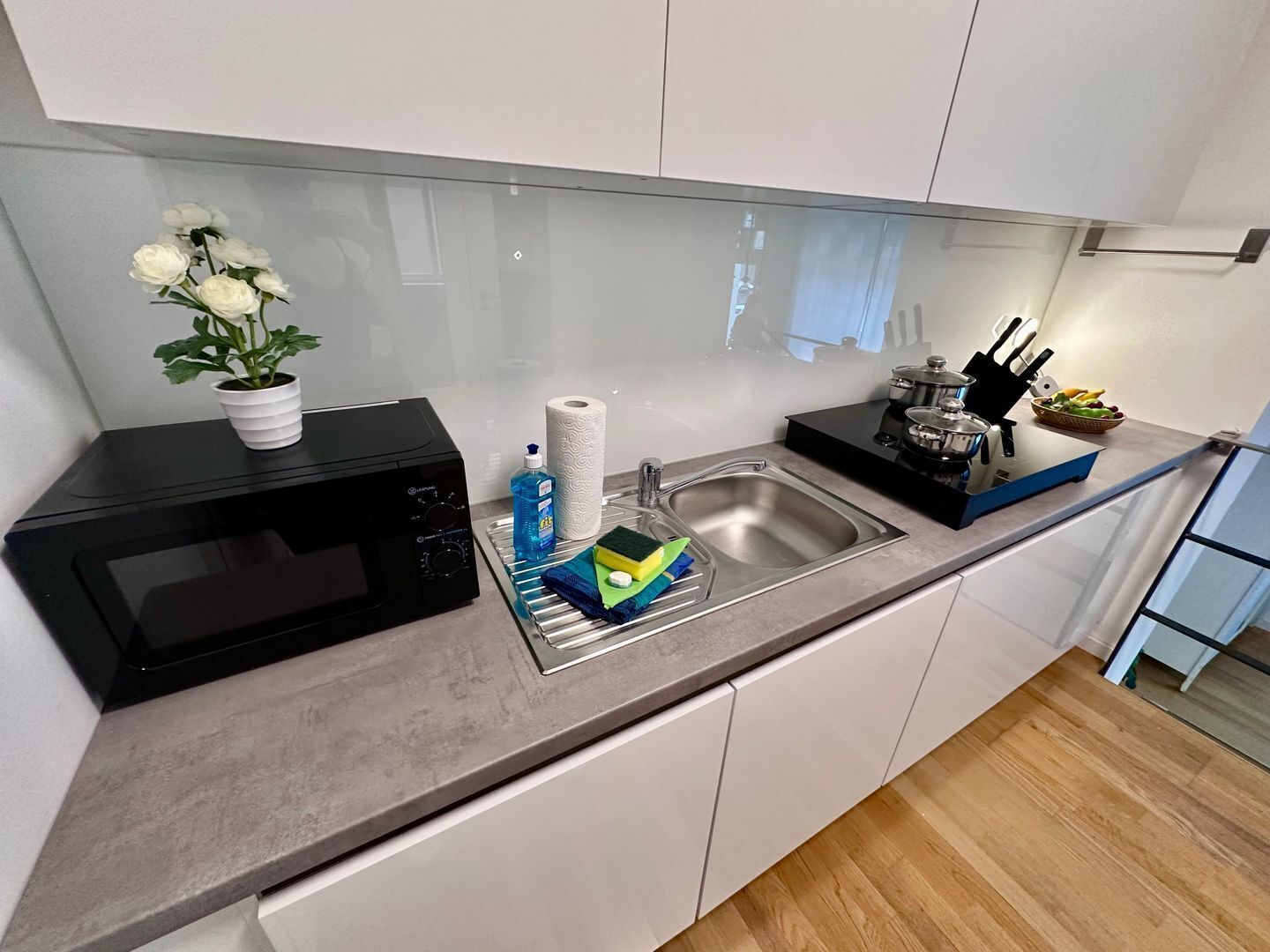 Kühlschrank, Mikrowelle, Ofen, Herdplatte