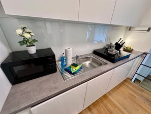 Kühlschrank, Mikrowelle, Ofen, Herdplatte